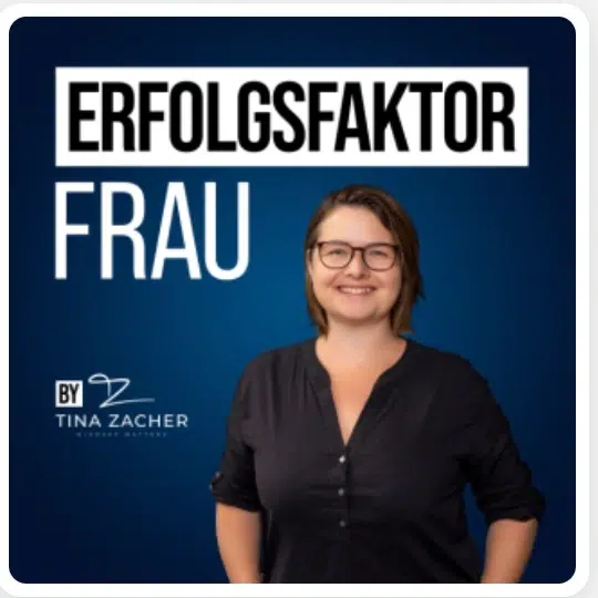 Porträt einer lächelnden Frau vor blauem Hintergrund
