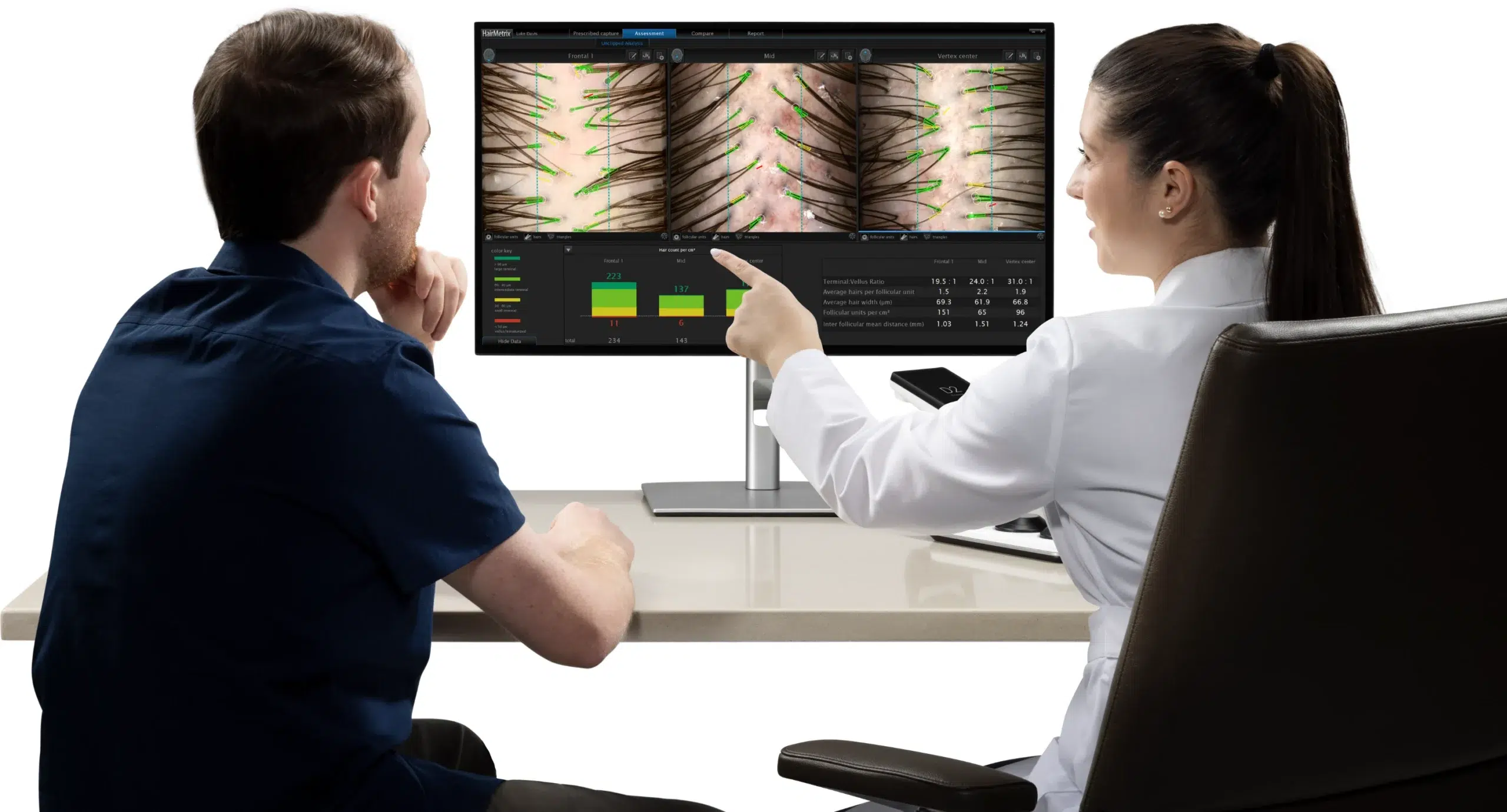 Ärztin erklärt Haaranalyse am Monitor einem Patienten