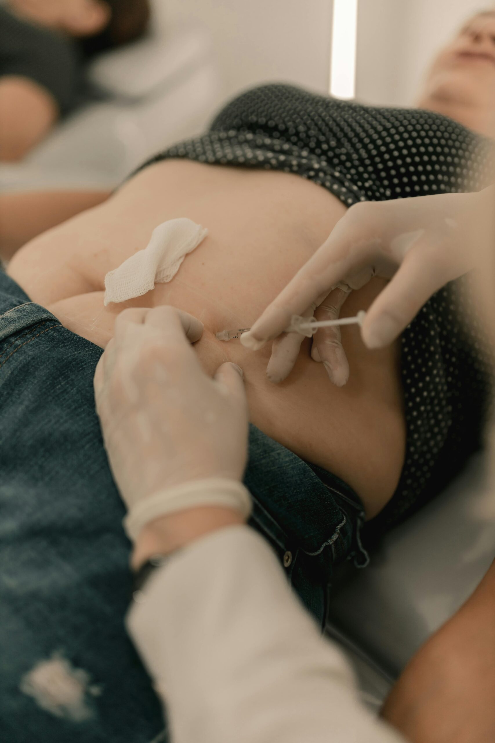 Injektion in den Bauch einer Patientin