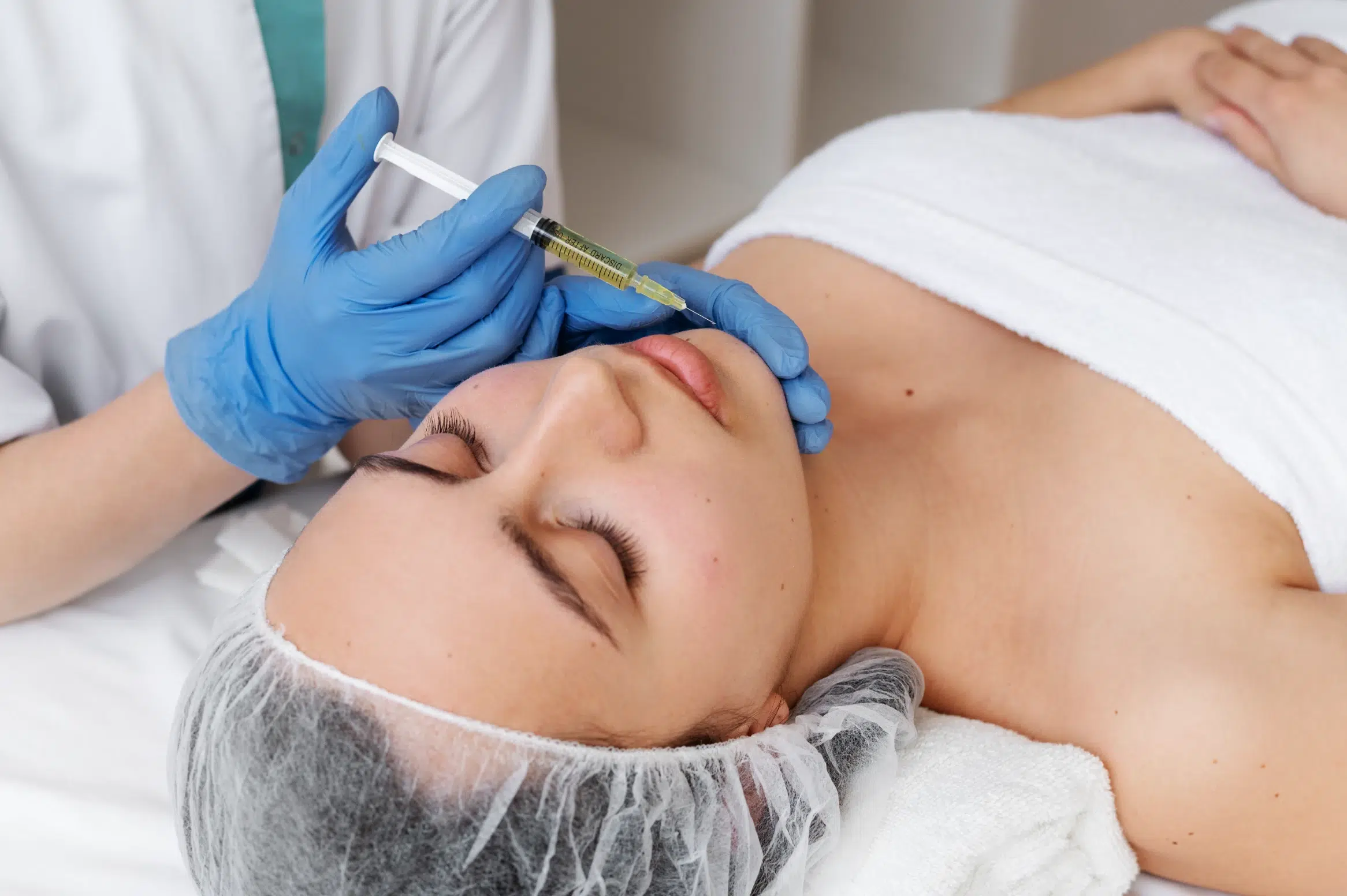 Kosmetische Lippeninjektion in ästhetischer Klinik